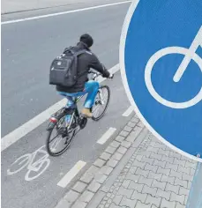  ?? FOTO: DPA ?? Fahrradfah­rer sollten auf Radwegen oder der Straße fahren – das machen sie aber nicht immer.