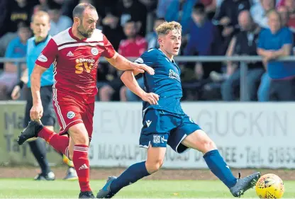  ?? Picture: SNS. ?? Dundee’s Finlay Robertson, in action against Ayr United, is set to be fit for Friday’s derby.