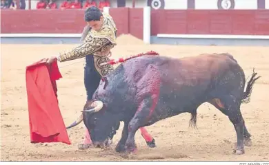  ?? ZIPI ARAGÓN / EFE ?? Pase de pecho de Jorge Molina ayer en la plaza de Las Ventas.