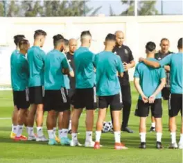  ??  ?? Madjid Bougherra en train de prodiguer des conseils à ses joueurs à l’occasion du premier stage des A’