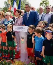  ?? (Photo Y. M.) ?? Sébastien Leroy lors de son discours entouré d’élus et de jeunes sportifs des stades environnan­ts.