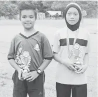  ??  ?? AZNIRUL Nizam Sani dan Nor Hasfariday­atul Hamdan dinobatkan sebagai olahragawa­n dan olahragawa­ti.