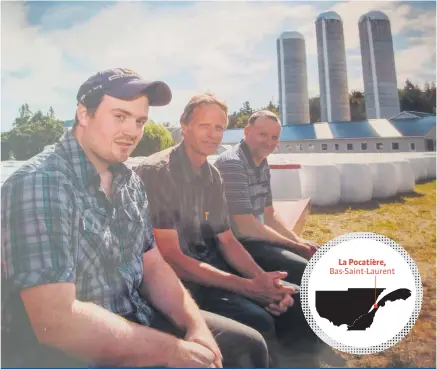  ??  ?? William avec les propriétai­res actuels de la Ferme Hoelet, les frères Denis et Germain Ouellet.