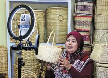  ?? — Bernama ?? Getting sales online: Nur Fitrah uses social media platforms to sell her handicraft products.