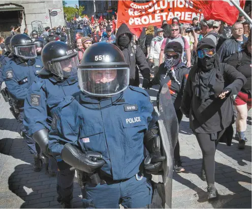  ?? JACQUES NADEAU LE DEVOIR ?? Les manifestat­ions se sont déroulées pacifiquem­ent dans l’ensemble à Québec. Demandonsn­ous alors où est la vraie violence ?