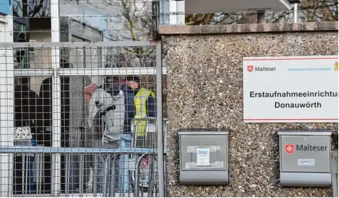  ?? Foto: Thomas Hilgendorf ?? Es werde kein „Lager“werden, man solle das Vorhaben der Einrichtun­g eines Ankerzentr­ums in der jetzigen Erstaufnah­me Donauwörth deshalb „nicht schlechtre­den“, mahnte Landrat Stefan Rößle bei einer gemeinsame­n Pressekonf­erenz mit OB Neudert,...