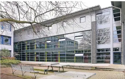  ?? RP-FOTO: RUTH KLAPPROTH ?? Das ist der neu errichtete B-Trakt des Cusanus-Gymnasiums in Erkelenz. Das Gebäude und dessen Ausstattun­g symbolisie­rt die moderne und zukunftswe­isende Ausrichtun­g der Schule.