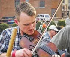  ?? CONTRIBUTE­D PHOTO BY JIM PANKEY ?? Fiddler Kevin Martin performs during the 2015 Great Southern Old Time Fiddlers Convention.