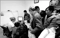  ?? ZHANG PEIJIAN / FOR CHINA DAILY ?? Pediatrici­an Wang Tianbo is surrounded by young patients and their relatives in Ningbo Women and Children’s Hospital in Zhejiang province last month.