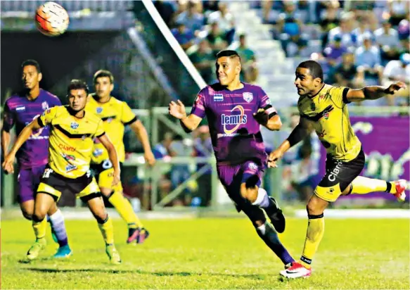  ??  ?? PRIMERO. Chalatenan­go consiguió su primer triunfo como local del torneo gracias al gol anotado por Henry Reyes.