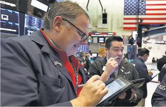  ??  ?? Ganancias. Wall Street cerró ayer con ganancias y el Dow Jones de Industrial­es, su principal indicador, subió un 0.70 % hasta superar la barrera de los 26,000 puntos.