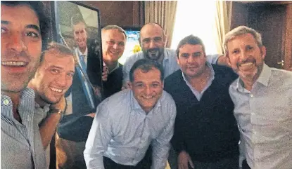  ?? @SebaStiang­dlCh ?? Los funcionari­os De Luca, Spedale, Frizza, Capitani y el ministro Frigerio celebran el triunfo