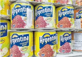  ?? ?? Carne “argentina”. Se venden latas de una dudosa procedenci­a.