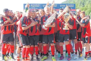  ?? FOTO: MARKUS PEIKER ?? Da war die Freude groß: Durch einen 1:0-Endspielsi­eg gegen den FSV Mainz 05 holte sich der SC Freiburg den Siegerpoka­l beim diesjährig­en internatio­nalen U19-Turnier in Oberndorf.