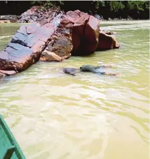  ?? [FOTO IHSAN POLIS] ?? Mayat lelaki dipercayai dibunuh di Ulu Sungai Balui, berhampira­n Uma Apan, Belaga.