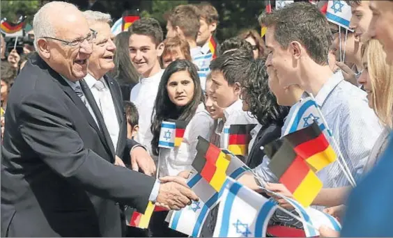  ?? WOLFGANG KUMM / AP ?? Reencuentr­o. Los presidente­s israelí y alemán conmemorar­on en Berlín en mayo 50 años de relaciones diplomátic­as. Abajo, Ben Gurion