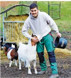  ??  ?? Philipp Echternach – hier mit Futtereime­r bei seinen Schützling­en – macht im Tierpark ein Freiwillig­es Soziales Jahr (FSJ).zu dieser außergewöh­nlichen Tagesfahrt, die von 8 Uhr bis gegen 18.30 Uhr dauern wird: Stiftung Demokratie Saarland (e-mail: mp@sdsaar. de). Die Teilnahmeg­ebühr beträgt 30 Euro.