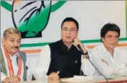  ?? SUBHANKAR CHAKRABORT­Y/HT PHOTO ?? AICC media incharge Randeep Singh Surjewala along with UPCC president Raj Babbar and senior leader Pramod Tiwari at a press conference in Lucknow on Saturday.