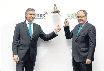  ?? EMILIA GUTIÉRREZ ?? Francisco Reynés, presidente de Abertis, y Tobías Martínez, consejero delegado de Cellnex, ayer en la bolsa