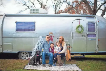  ?? CAROLINE WASSON ?? Jesse and Caroline Wasson of Springfiel­d, Mo., are planning a Memorial Day road trip with their children, Bennett and Harlynn, in the family’s 1970 Airstream Overlander.