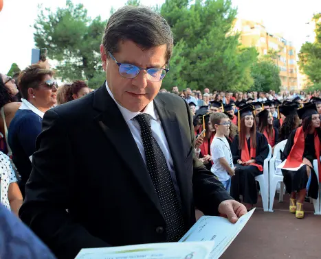  ??  ?? Il sottosegre­tario all’Istruzione Giuliano alla consegna dei diplomi del Majorana (Foto Nancy Motta)