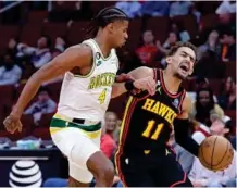  ?? AP ?? Trae Young junto al jugador de los Rockets Jalen Green.