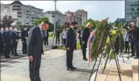  ?? WANG WEI / XINHUA ?? Serbian and Chinese officials pay their respects on Saturday at memorial plaques dedicated to the three Chinese journalist­s killed in the NATO bombing of the former Chinese embassy in the Federal Republic of Yugoslavia in 1999.