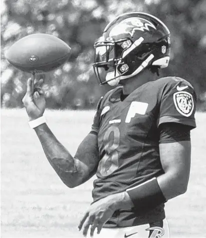  ?? ULYSSES MUÑOZ/BALTIMORE SUN ?? Ravens quarterbac­k Lamar Jackson spins a ball on his finger during practice last month.