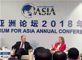  ??  ?? Robert Koopman, economista jefe de la OMC, y Karin Kneissl, ministra de Relaciones Exteriores de Austria, durante un coloquio del Foro.