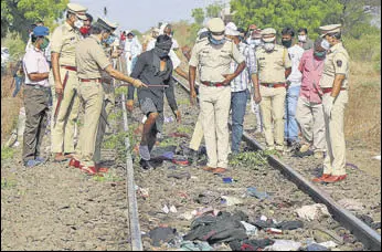  ?? REUTERS ?? Police officers examine the railway track where migrant workers were run over in Aurangabad.