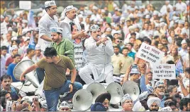  ?? SANCHIT KHANNA/HT PHOTO ?? Senior Aam Aadmi Party (AAP) leader Sanjay Singh leads a protest march urging lieutenant­governor Anil Baijal to agree to the government’s demands in New Delhi on Wednesday.
