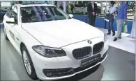  ?? NAN FENG / FOR CHINA DAILY ?? A BMW 530Le catches visitors’ eyes at a new energy expo in Beijing.