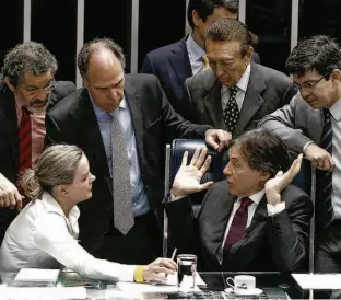  ?? Pedro Ladeira - 5.out.17 ?? Presidente do Senado, Eunício de Oliveira (PMDB-CE), é cercado por senadores durante a votação da reforma política, anteontem, aprovada em cima da hora