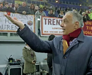  ??  ?? Determinat­o Il presidente della Roma James Pallotta, dal 2012 alla guida della società gialloross­a, saluta i tifosi allo stadio
