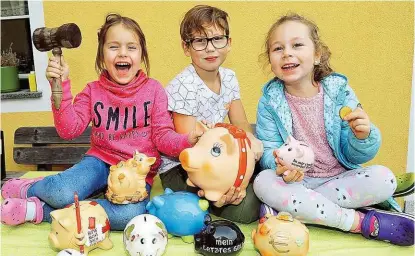  ??  ?? Am Weltsparta­g locken Banken Kunden mit Geschenken, etwa für ihre Kinder, in die Filialen