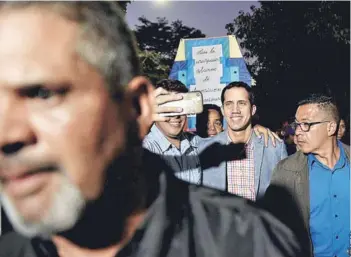  ??  ?? El presidente de la AN, Juan Guaidó, es recibido por simpatizan­tes el miércoles.