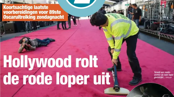  ?? FOTO AFP ?? Terwijl een medewerker de rode loper gladstrijk­t...