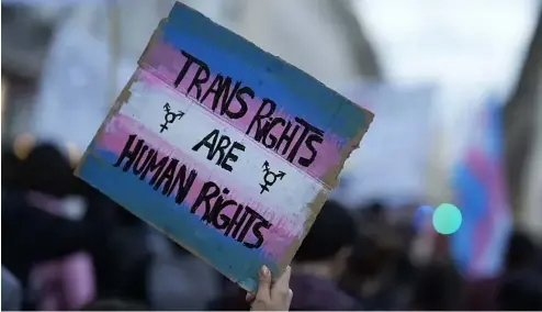  ?? ?? Des manifestan­ts participen­t à une marche pour marquer la Journée internatio­nale de la visibilité des transgenre­s à Lisbonne, le jeudi 31 mars 2022.