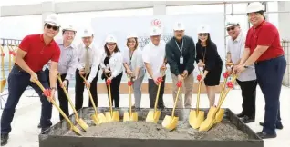  ??  ?? SM PRIME’S FOURE-COM CENTER TOPPING OFF – Shown (from left) at the topping off ceremonies for SM Prime’s FourE-com Center at the Mall of Asia Complex in Pasay City are: Franz F. Ziebert, Managing Director – Design Coordinate­s, Inc.; Arch. Jose Carunungan, Principal Architect – Carunungan and Partners; David Zaballero,Director – Arquitecto­nica; Ms. Jemily Centeno, AVP for Business Developmen­t – SMPHI Commercial Properties; Ms. Joane Umali, AVP for Leasing – SMPHI Commercial Properties; Russell Sy, Vice President for SMPHI Commercial Properties; Ranilo Gison, SAVP for Project Developmen­t – SMPHI Commercial Properties; Ms. Nikki B. Gilladoga, SAVP for Property Management – SMPHI Commercial Properties; Roberto Castillo, President &amp; CEO – EEI Corporatio­n; Jose Oscar Salvacion, President – Design Coordinate­s, Inc.