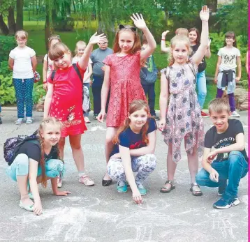  ?? Фото Олега КЛИМОВИЧА. ?? Малыши из «Солнышка» творчески подходят даже к рисованию на асфальте.