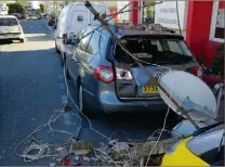  ??  ?? Au Cannet, avenue Franklin-Roosevelt, une cheminée s’est décrochée à cause du vent violent. (DR)