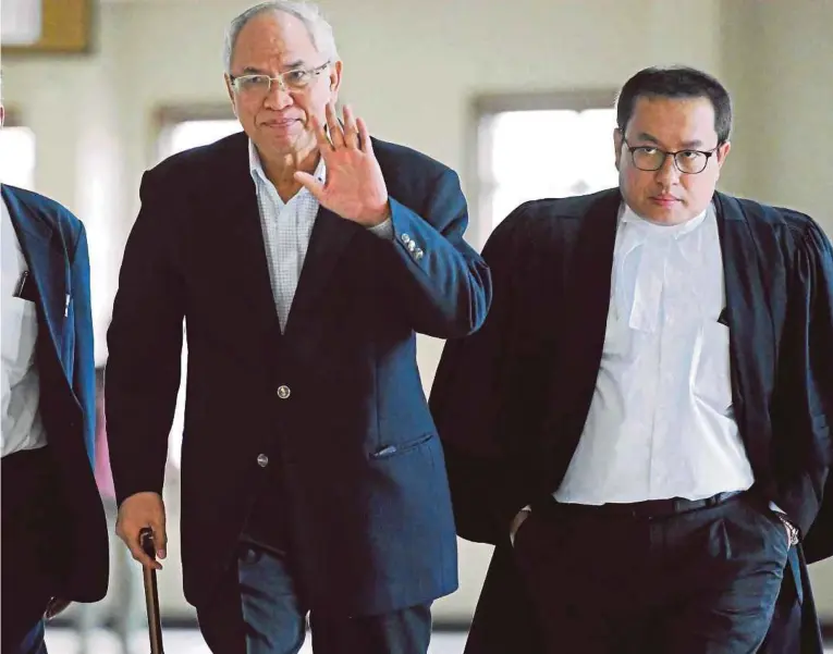  ?? PIC BY SAIFULLIZA­N TAMADI ?? Former SRC Internatio­nal Sdn Bhd director Datuk Suboh Md Yassin (centre) leaving the Kuala Lumpur High Court yesterday.