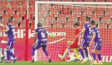  ??  ?? Santi Bueno mira cómo el balón entra en el 1-0 del Girona.