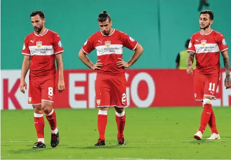  ?? Foto: Bernd Wüstneck, dpa ?? Das hatte sich der VfB Stuttgart anders vorgestell­t. Nach dem 0:2 bei Hansa Rostock schleichen Gonzalo Castro, Insúa Zapata und Anastasios Donis vom Feld des Drittligis­ten. Der Traum vom Pokalsieg endete früh. Eine Erfahrung, die auch Titelverte­idiger Eintracht Frankfurt machen musste.