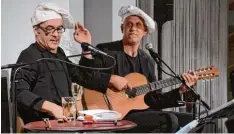  ?? Foto: Reinhold Radloff ?? Stefan Slupetzky und Martin Zrost (rechts) begeistert­en das Publikum beim Book shop Konzert im Einrichtun­gshaus Bruckner.