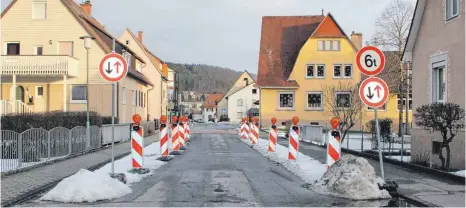  ?? FOTO: ?? Nur noch in der Mitte befahrbar ist bis auf Weiteres die Weisenbach­brücke der Hindenburg­straße in Immendinge­n. Die Tonnage wurde auf sechs Tonnen beschränkt, da das Bauwerk in schlechtem Zustand ist.