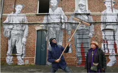  ?? Foto: filmikAmAR­i ?? Konstnärer­na JR, 34, och Agnès Varda, 89, framför ett av sina muralverk.