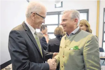  ?? FOTO: DPA ?? Grüner in Schwarz, Schwarzer in Grün: Rein farblich haben sich die potenziell­en Koalitions­partner Winfried Kretschman­n ( Grüne, links) und Thomas Strobl ( CDU) schon aufeinande­r eingestell­t.