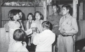  ?? DOCUMENTAT­ION CENTER OF ?? Prime Minister Hun Sen speaks with refugees from the eastern zone in 1977.