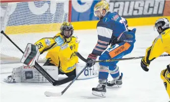  ?? FOTO: FELIX KÄSTLE ?? Thomas Merl von den Ravensburg Towerstars (hier mit goldenem Helm) hat sich schwer am Fuß verletzt und fällt mehrere Wochen aus.